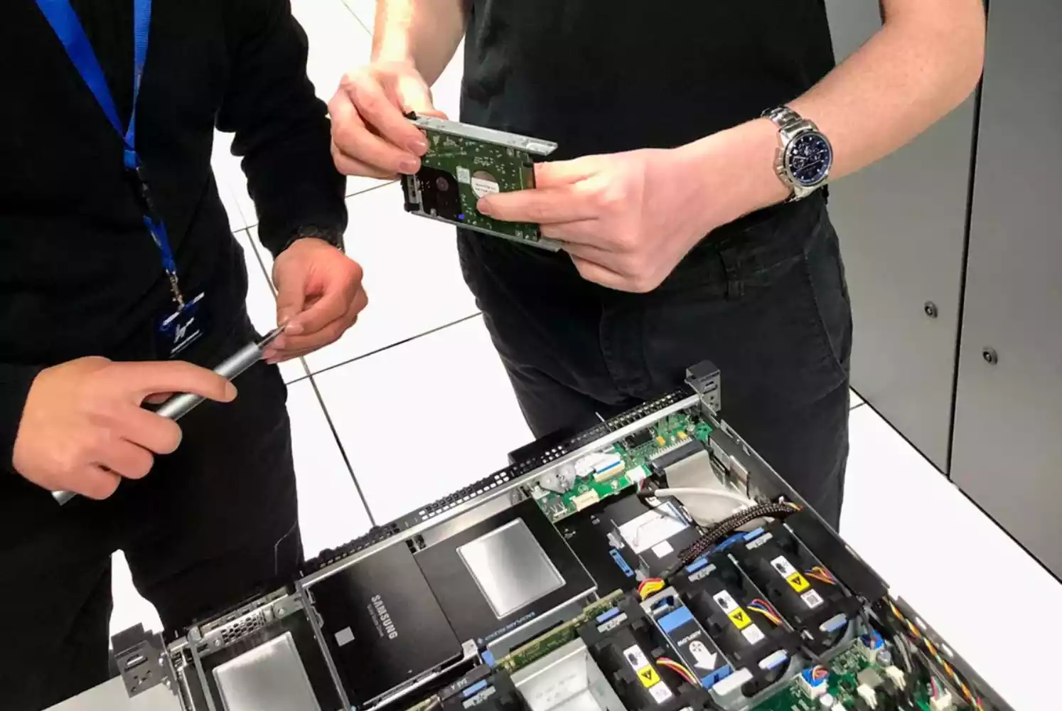 Image d'illustration avec un serveur et des techniciens